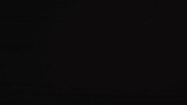 Karanlık arka planda ışık veya güneş parlaması