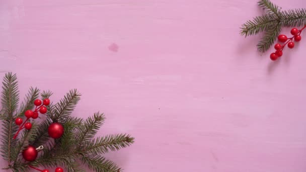 Mans händer placera närvarande på rosa trä jul bakgrund med gran grenar och xmas dekorationer — Stockvideo