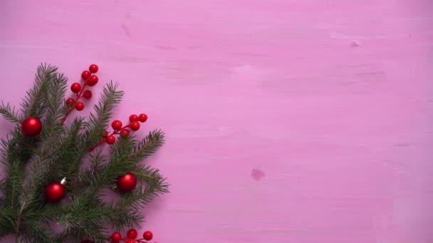 Mans händer placera närvarande på trä jul bakgrund med xmas dekorationer — Stockvideo