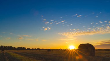 Gün batımında bulutları olan güzel desenli gökyüzü. Doğa