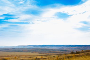 Ekim ayında büyük göl sonbahar manzarası. Sarı sonbahar ağaçları ve mavi gökyüzü. Doğa