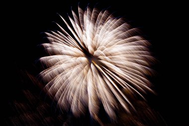 Parlak renkli havai fişekler ve çeşitli renklerde selam. Havai fişek gösterisi