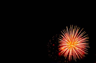 Parlak renkli havai fişekler ve çeşitli renklerde selam. Havai fişek gösterisi