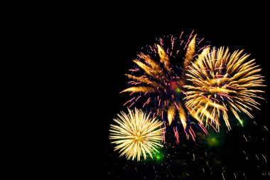 Parlak renkli havai fişekler ve çeşitli renklerde selam. Havai fişek gösterisi