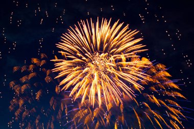 Parlak renkli havai fişekler ve çeşitli renklerde selam. Havai fişek gösterisi