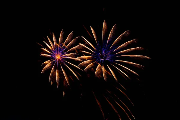 Φωτεινά Πολύχρωμα Πυροτεχνήματα Και Χαιρετισμό Των Διαφόρων Χρωμάτων Οθόνη Πυροτεχνημάτων — Φωτογραφία Αρχείου
