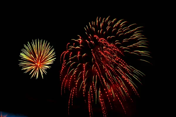 Fuegos Artificiales Colores Brillantes Saludo Varios Colores Exhibición Fuegos Artificiales —  Fotos de Stock