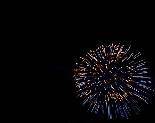 Fuegos Artificiales Colores Brillantes Saludo Varios Colores —  Fotos de Stock