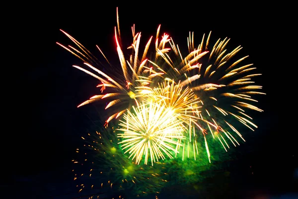 Világosan Színes Tűzijáték Tisztelgés Különböző Színekben Tűzijáték — Stock Fotó