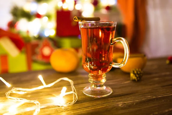 Glühwein Mit Gewürzen Auf Holzuntergrund Glühwein — Stockfoto