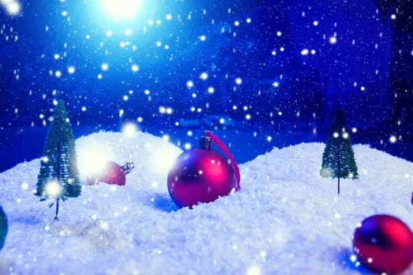 Noel Arkaplanı Karla Kaplı Noel Topları Gece Gökyüzü Yüzeyin Derinliği — Stok fotoğraf