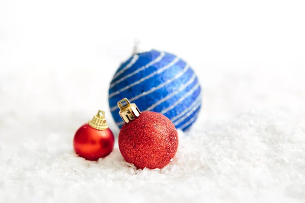 Kerst Rode Blauwe Ballen Abstracte Achtergrond Prachtige Kerstversieringen Liggen Witte — Stockfoto