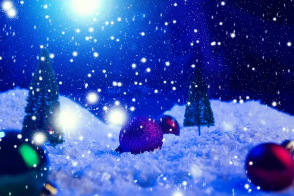 圣诞树 夜空和月亮上挂着圣诞彩球的圣诞背景 地面的浅水区 圣诞节的背景童话故事宏观 人造魔法梦幻世界 — 图库照片