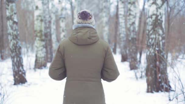 Homme marchant dans une forêt d'hiver — Video