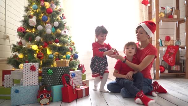 Семья празднует Рождество ясным солнечным утром — стоковое видео