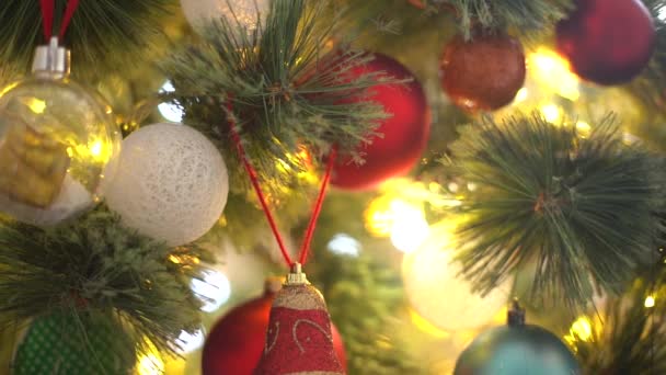 Árbol de Navidad decorado con bolas, guirnaldas y luces de Navidad — Vídeos de Stock