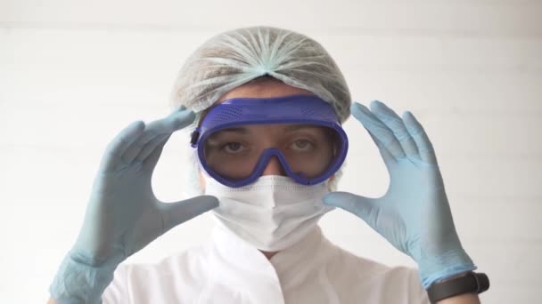 Trött läkare kvinna under en pandemi COVID-19 — Stockvideo