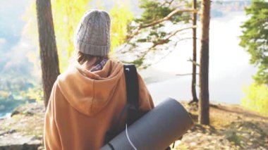 Dağlarda yürüyüş yapan bir kız..