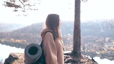 Dağlarda yürüyüş yapan bir kız..