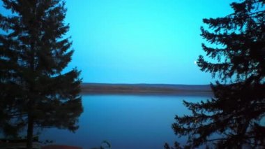 Soğuk bir sonbahar sabahında güzel dağ gölünün havadan çekilmiş videosu..