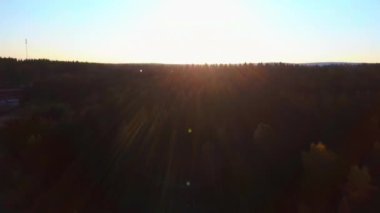 Soğuk bir sonbahar sabahında güzel dağ gölünün havadan çekilmiş videosu..