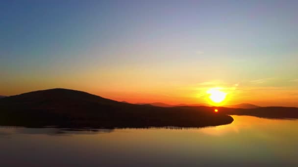 Vidéo aérienne d'un magnifique lac de montagne par un matin d'automne glacial. — Video
