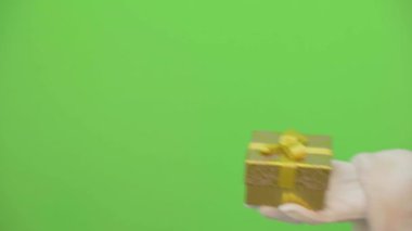 Noel Baba 'nın elleri hediye verir. Krom tuşlu video