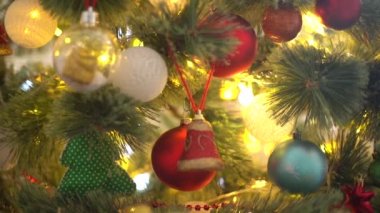 Toplarla, çelenklerle ve Noel ışıklarıyla süslenmiş Noel ağacı