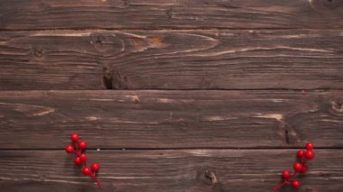 Mans el doldurur ahşap noel arka planda köknar dalları, mürver ve noel topları