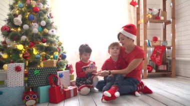 Aile Noel 'i güneşli bir sabahta kutluyor.