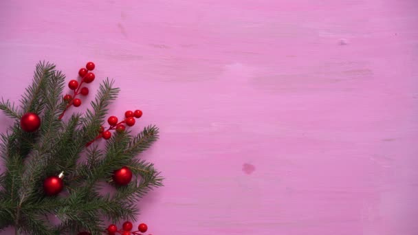 Manos de hombre colocan regalo sobre fondo de Navidad de madera con decoraciones de Navidad — Vídeo de stock