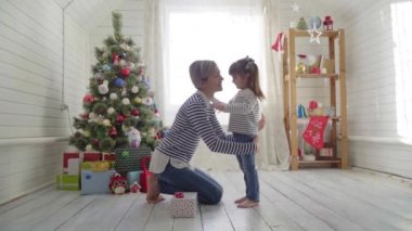 Anne ve kızı güneşli bir sabahta Noel 'i kutluyorlar.