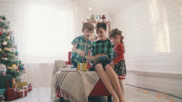Rodina slaví Vánoce za jasného slunečného rána. Veselé Vánoce. Zpomalený pohyb — Stock video
