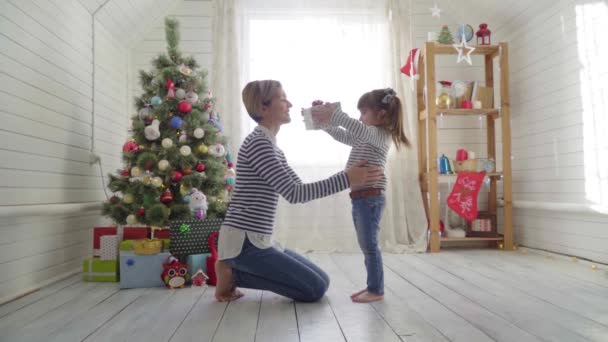 Мама и дочь празднуют Рождество ясным солнечным утром — стоковое видео