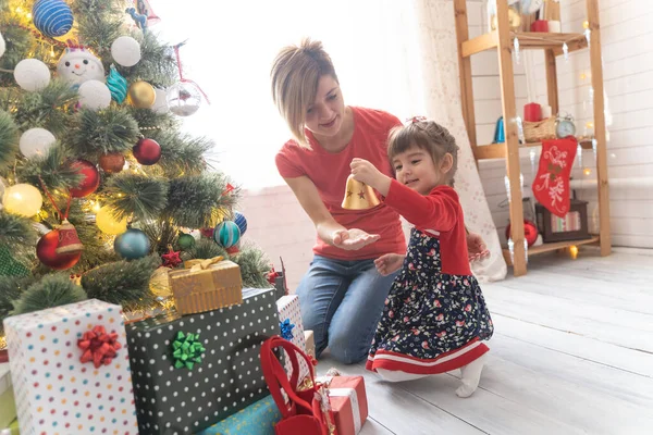 Mamá e hija decoran el árbol de Navidad —  Fotos de Stock