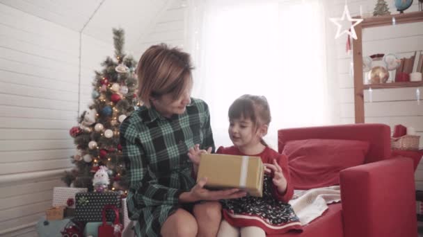 A család ünnepli a karácsonyt — Stock videók