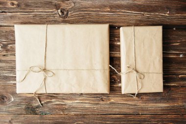 Tahta masaya sarılı iki hediye kutusu.