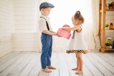 Sevgililer Günü 'nde odada bir erkek ve bir kız hediye verir.