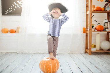 Korsan kostümlü çocuk Cadılar Bayramı 'nı evde kutluyor..