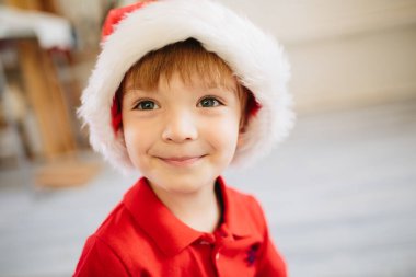 Noel Baba şapkalı, Noel Baba şapkalı, süslü Noel ağacıyla süslenmiş şirin bir çocuğun portresi..