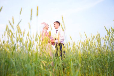 Ulusal düğün. Gelin ve damat. Evlilik töreni sırasında Müslüman bir çift. Müslüman evliliği.