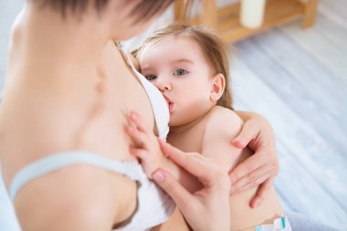 Genç anne yeni doğan çocuğunu emziriyor. Anne bebeğini anne sütüyle besliyor..