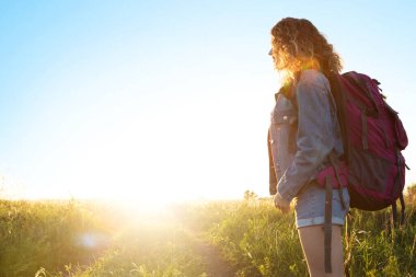 Sınırları olmayan bir dünya. Dağlardaki kızın çarpıcı yolculuğu. Genç sarışın, beyaz kadın dağlarda geziyor, lüks tatiller yapıyor, dünyayı keşfediyor.