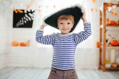 Korsan kostümlü çocuk Cadılar Bayramı 'nı evde kutluyor..