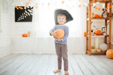 Korsan kostümlü çocuk Cadılar Bayramı 'nı evde kutluyor..