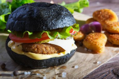 Lezzetli fast food. Tahta masada taze lezzetli bir hamburger.