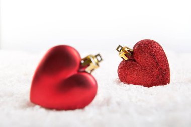 Karda kırmızı kalp. Sevgililer günü pembe kalp şekli. Noel 'in ruhu. Noel gelenekleri. Kış havası. Sevgililer Günü. Aşk ve duygular