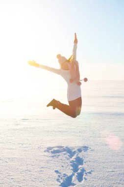 Kış arka planında kırmızı eşarbı olan mutlu bir kız.