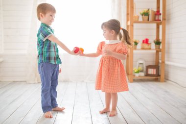 İki çocuk, bir erkek ve bir kız birbirlerine koronavirüs mankeni yapıyorlar. Enfeksiyon kovid 19. Virüs Salgını Koruma Konsepti
