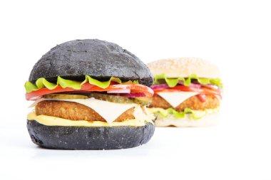Lezzetli fast food. İki lezzetli burger, siyah beyaz, beyaz arka planda izole edilmiş.